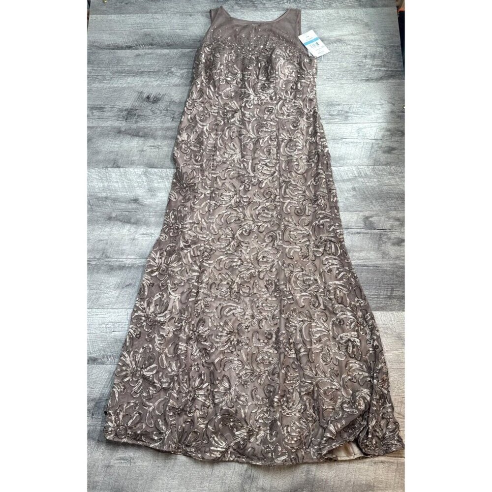 Chic Lace Maxi Dress - Tan